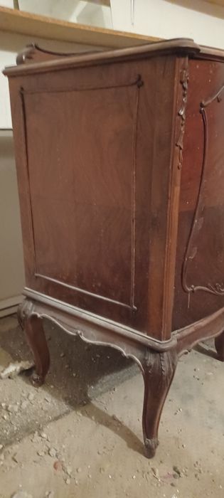 Aparador em madeira e vidro