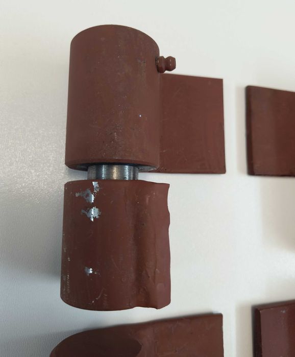 Zawiasy do dużej bramy warsztatowej