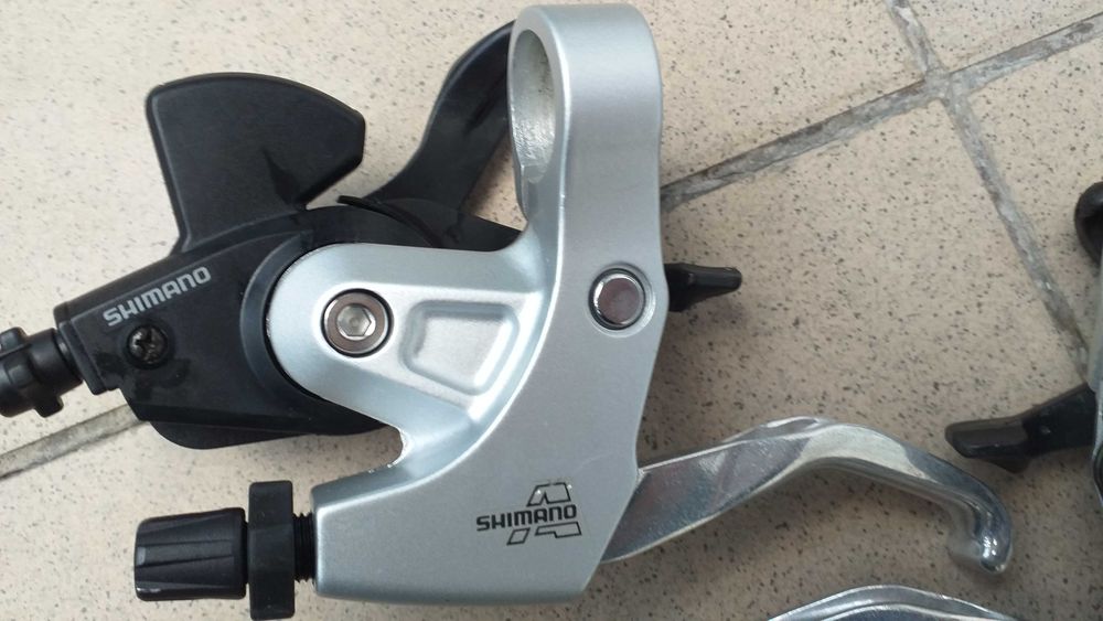 Klamkomanetki SHIMANO Alivio 3x8 model ST-MC18 stan idealny.