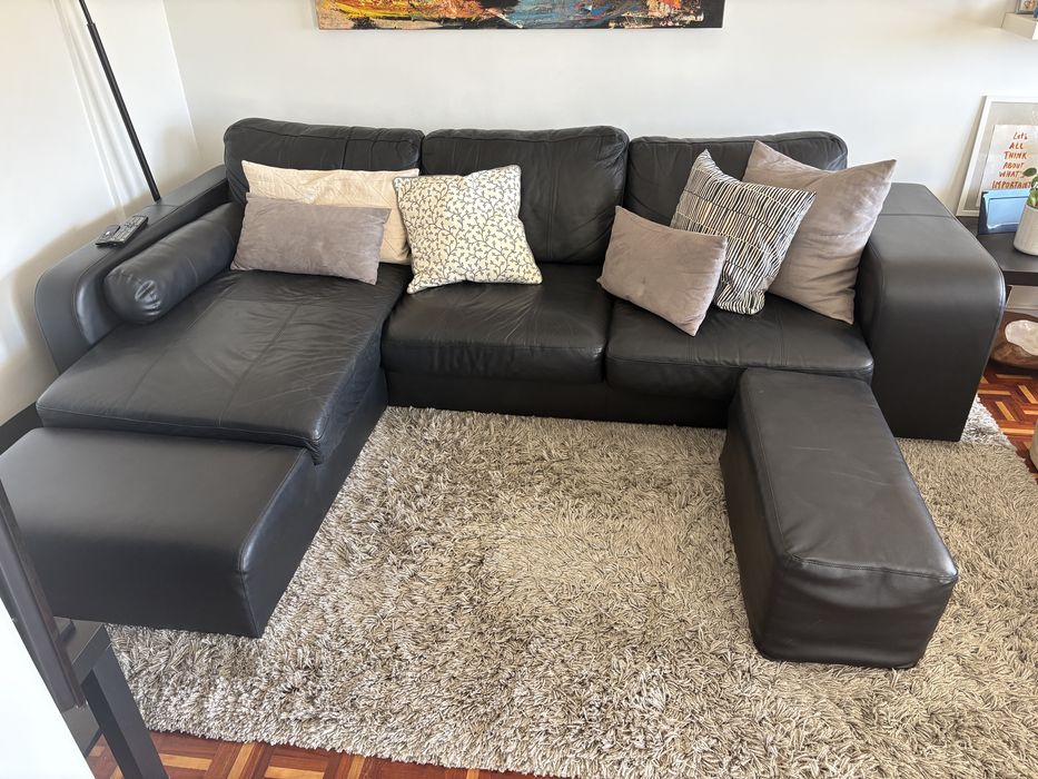 Sofá de couro com chaise longue.