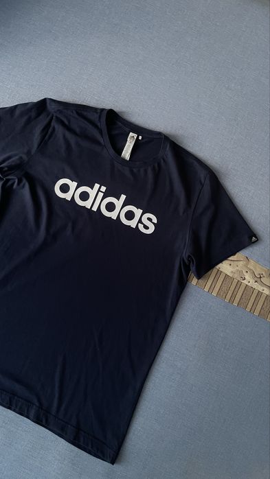 Футболка Adidas,в стані новоі , роз. M-L