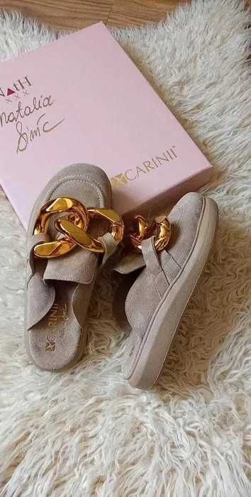 Carinii, Klapki skórzane, zamszowe, beżowe z łańcuchem