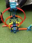 Hot Wheels Potrójna pętla Zestaw z 1 pojazdem Hot Wheels i 3 pętlami,