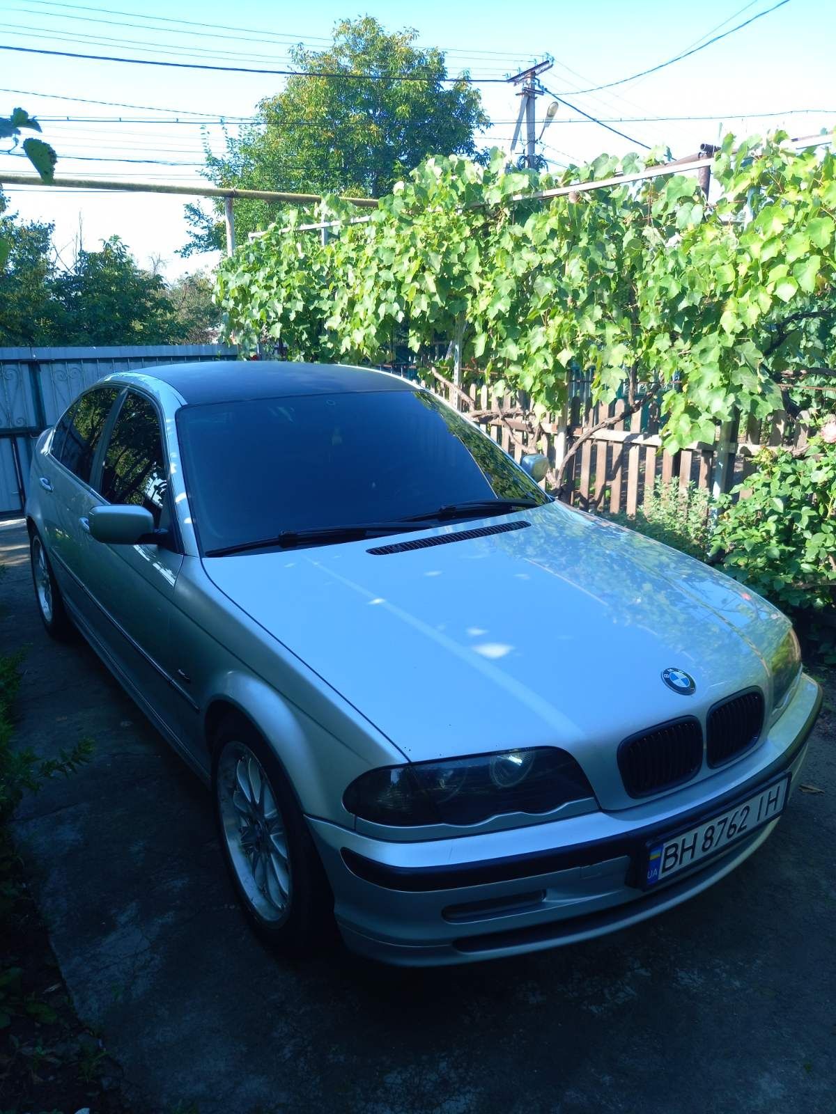 BMW 323i                     .