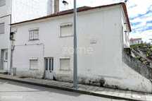Moradia para reconstruir no centro de Miranda do Douro