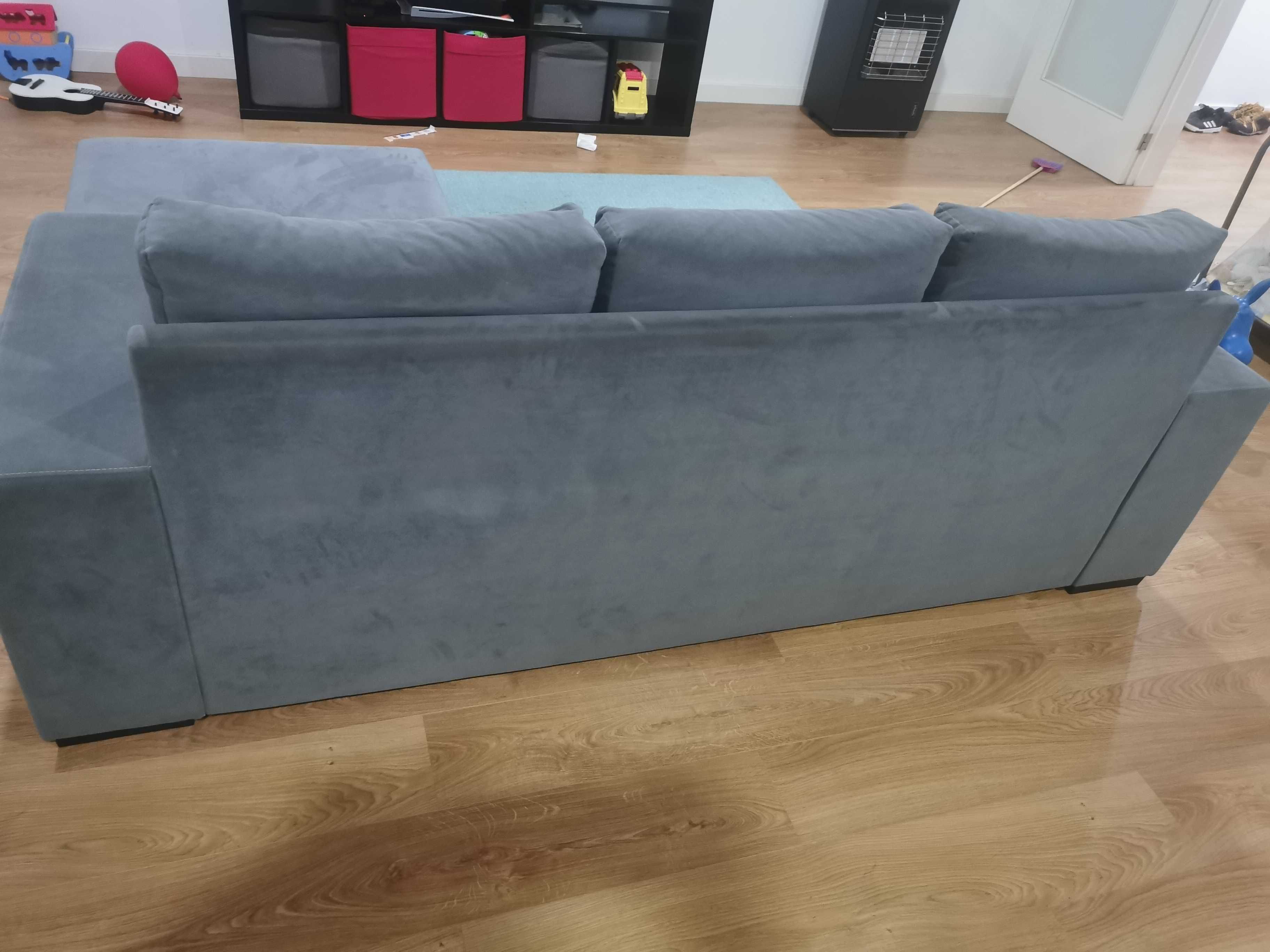 Sofa em L cinzento