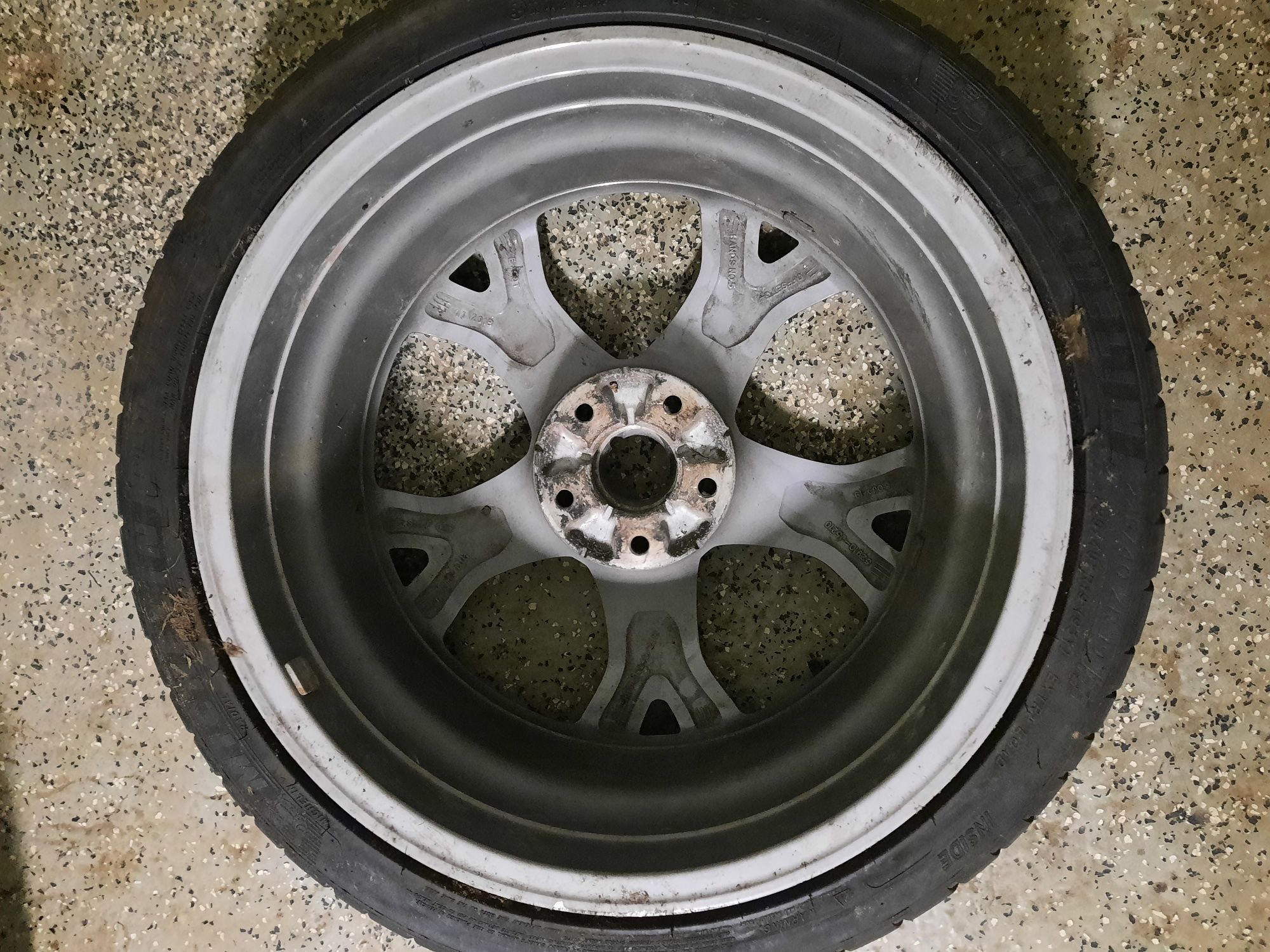Aluminiowa felga pięcioramienna z oponą michelin