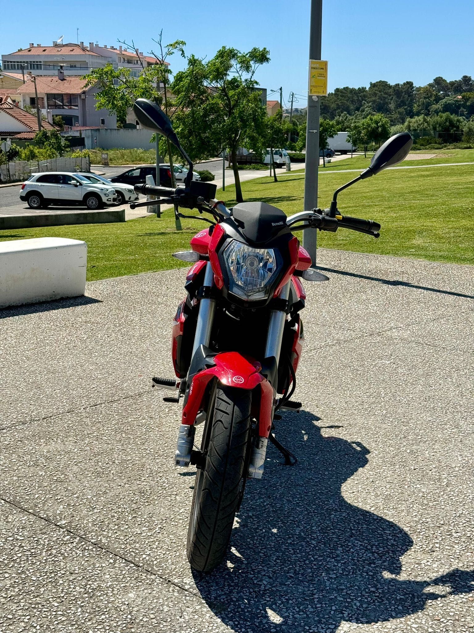 Benelli 125 vermelha