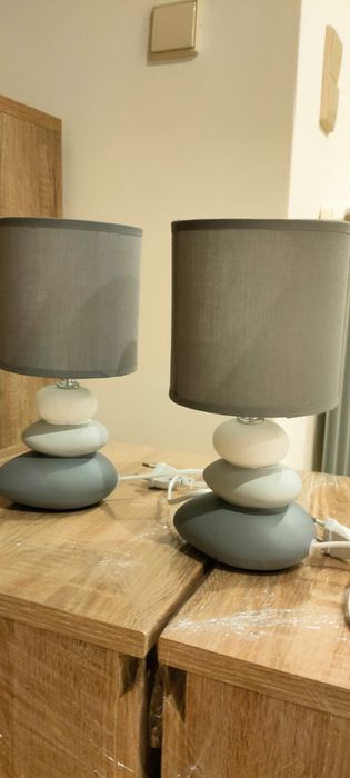 Candeeiros de mesa, em tons de cinza