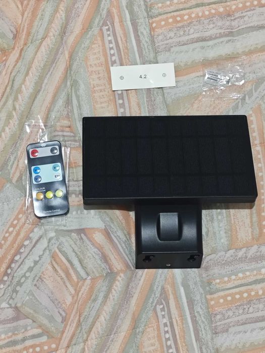 Luz exterior com painel solar