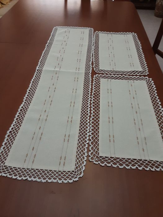 Jogo de panos de quarto  em tecido e croché acabado de fazer