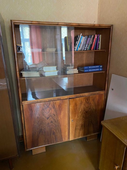 Szeroka komoda, regał, kredens PRL w dobrym stanie na poziomych nóżkah