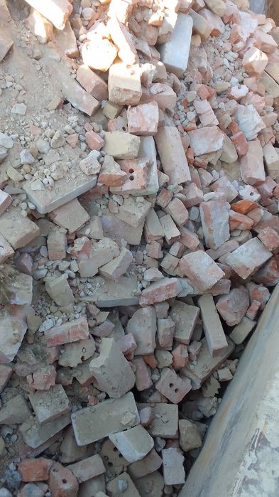 Бій цегляний,  глина, земля на підсипку.