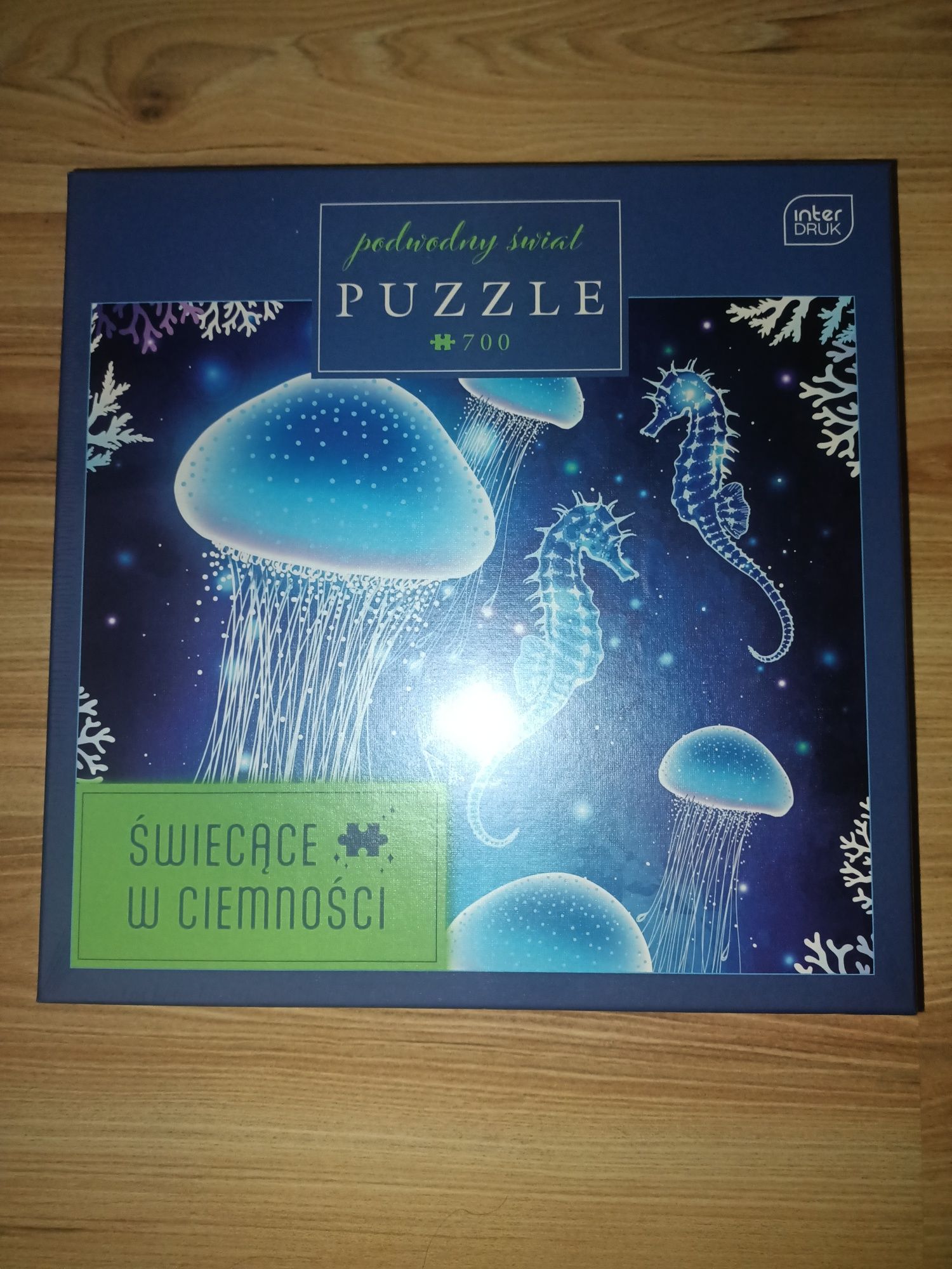 Sprzedam puzzle świecące w ciemności 700 2szt