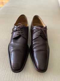 Sapatos castanhos couro
