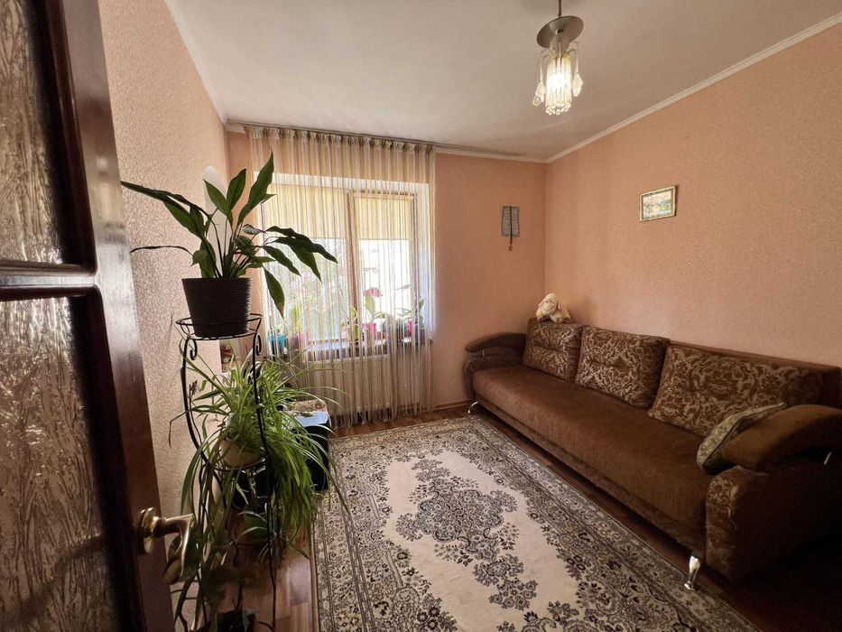 Простора 3-кімнатна квартира з окремим входом та власним двориком.