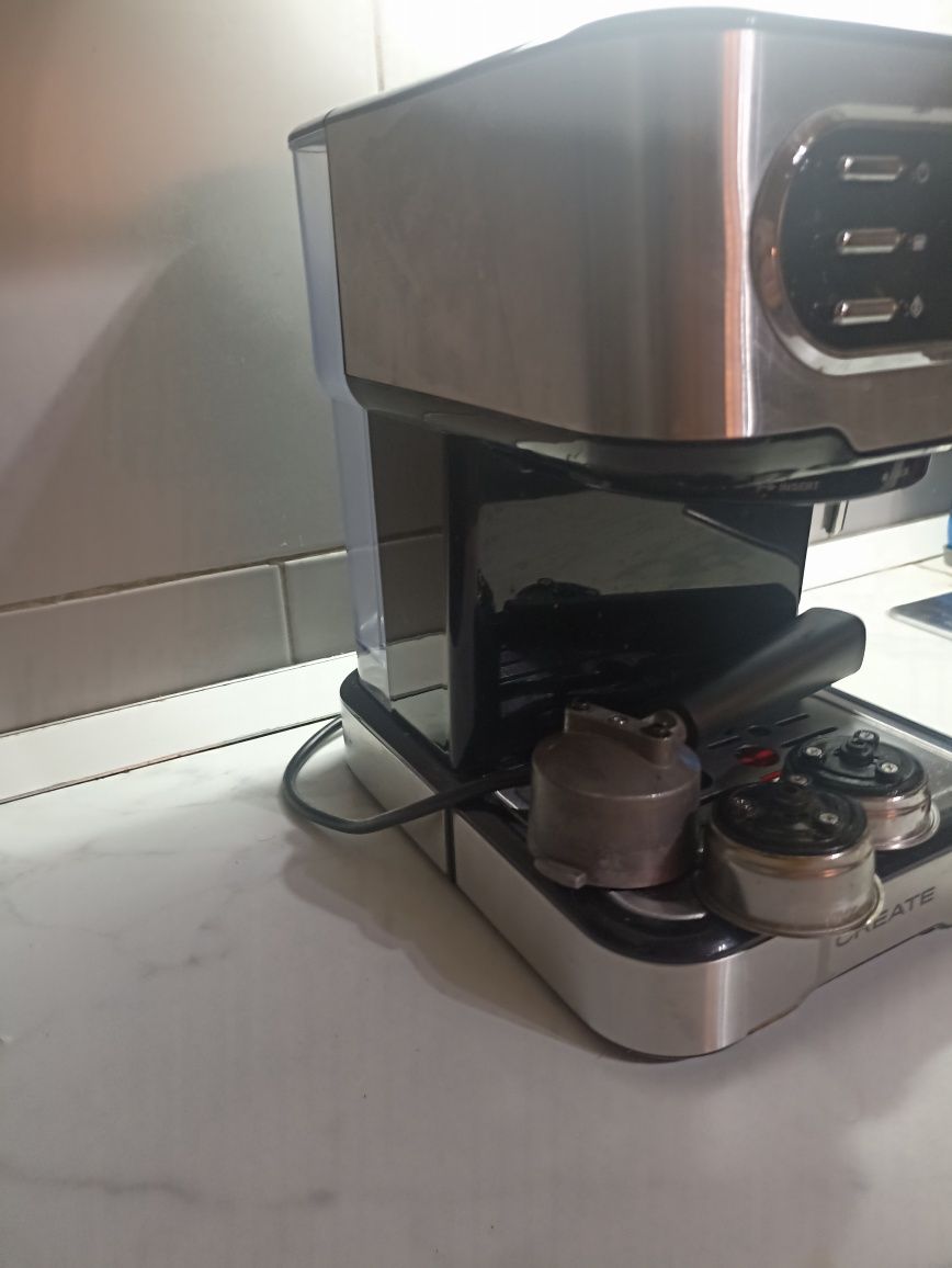 Máquina e moínho de café