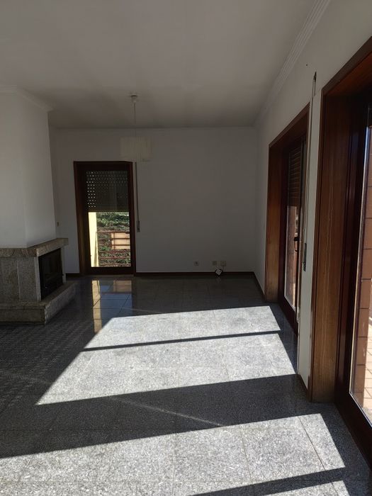T2 com duas frentes,  terraço e garagem fechada