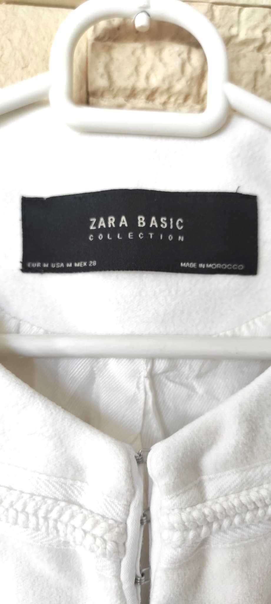 Biały żakiet Zara ze złotymi guzikami