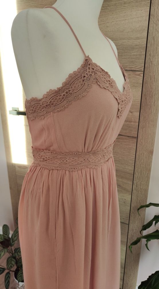 Długa sukienka maxi koronka boho pudrowy róż bez pleców Vila