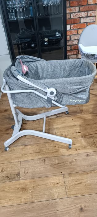 Łóżeczko jeżdżące z funkcją krzesełka do karmienia