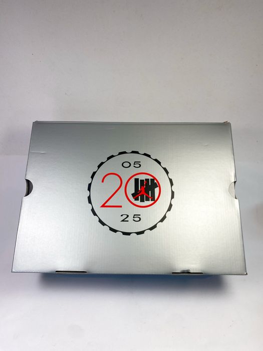 Jordan 4 Retro OG Undefeated (2025) - 44.5 ao 47.5