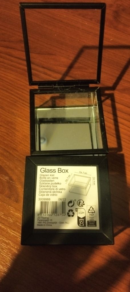 Szklana szkatułka na biżuterię