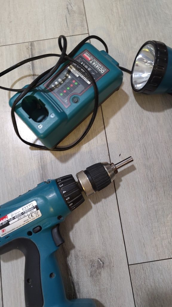 Wkrętarka Makita 6337d latarka Makita ml140