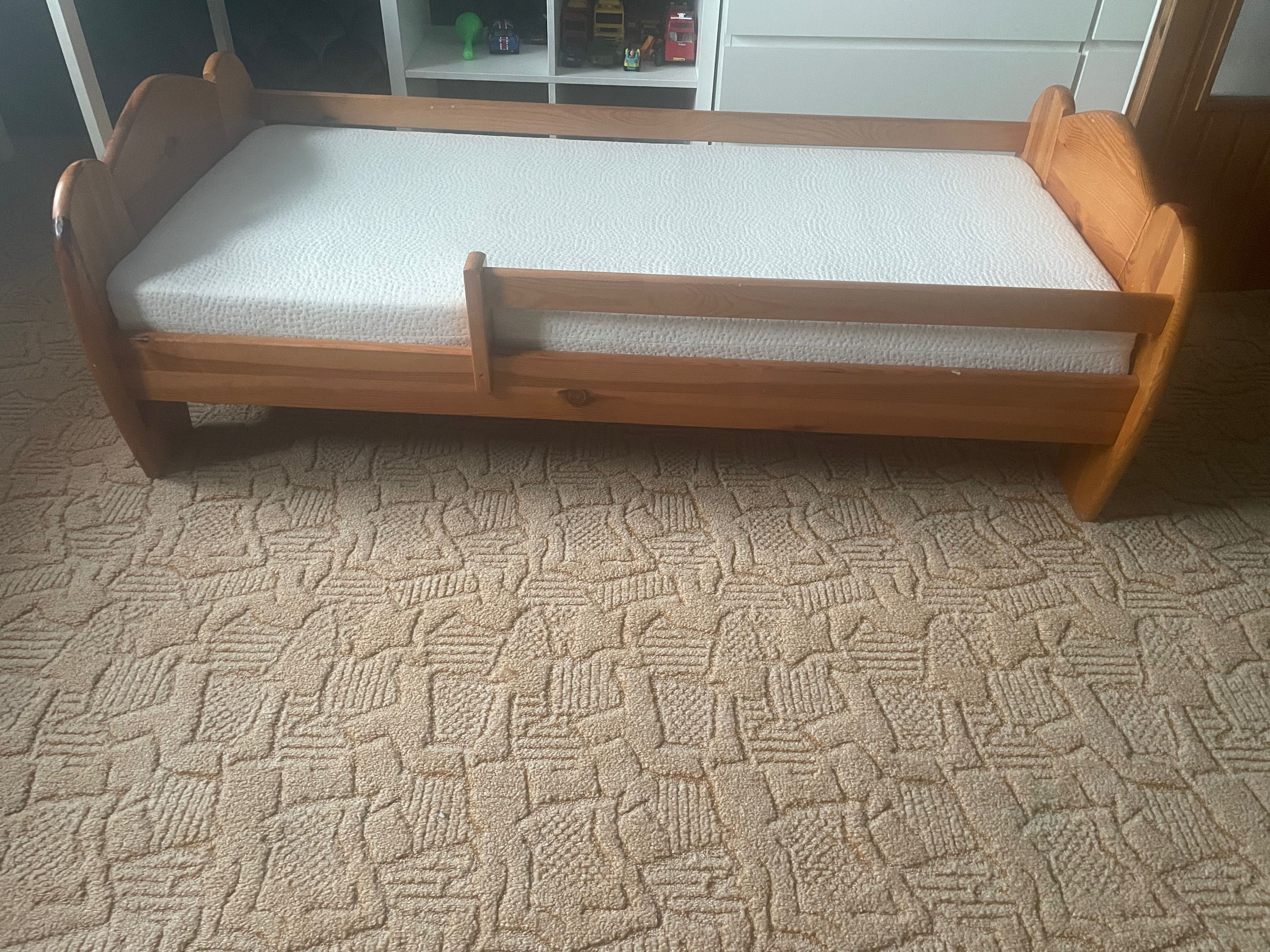 Łóżko dla dziecka drewniane