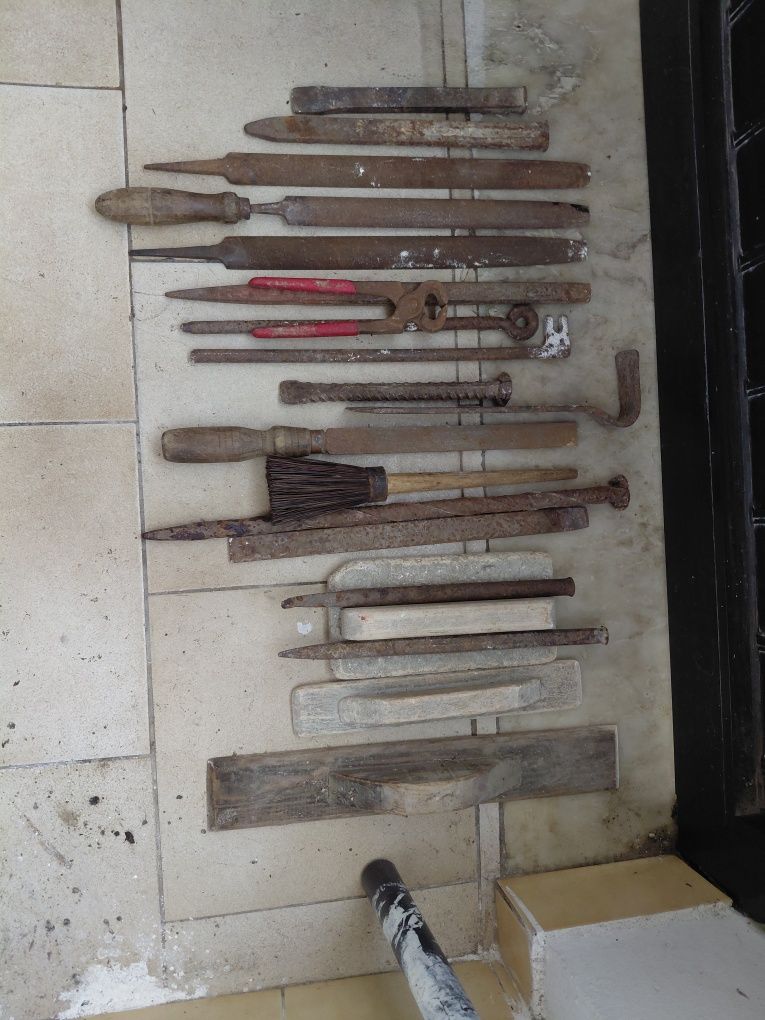 Vendo conjunto de ferramenta antiga em bom estado
