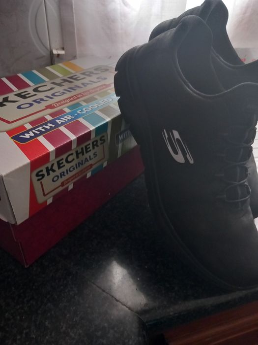 Tenis Skechers novas com caixa.