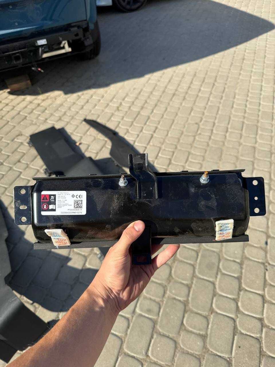 Подушка безпеки колін Rivian R1S