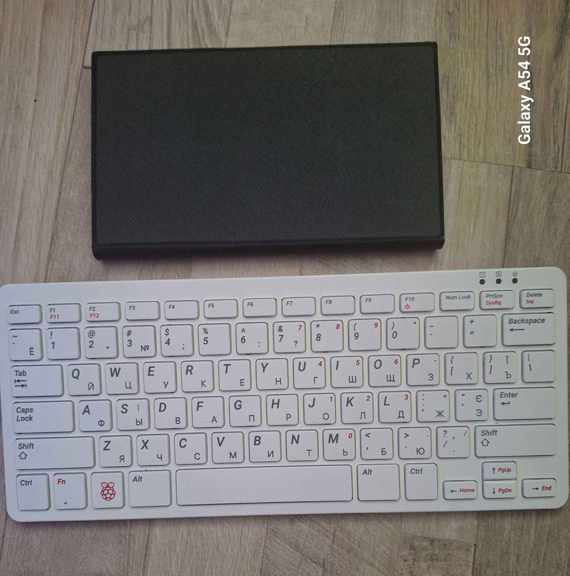 Raspberry Pi 400 + Сенс. монітор з динам. + навуш + мишь+ SD 64 gb
