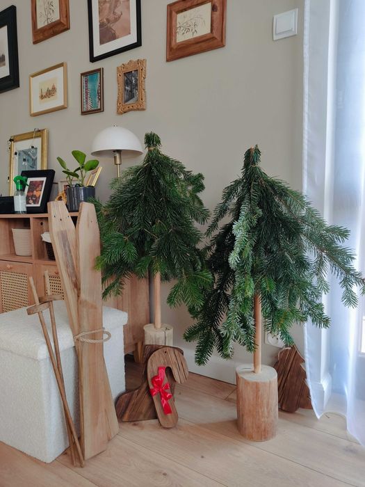 Żywe choinki z gałązek świerku z pieńkiem