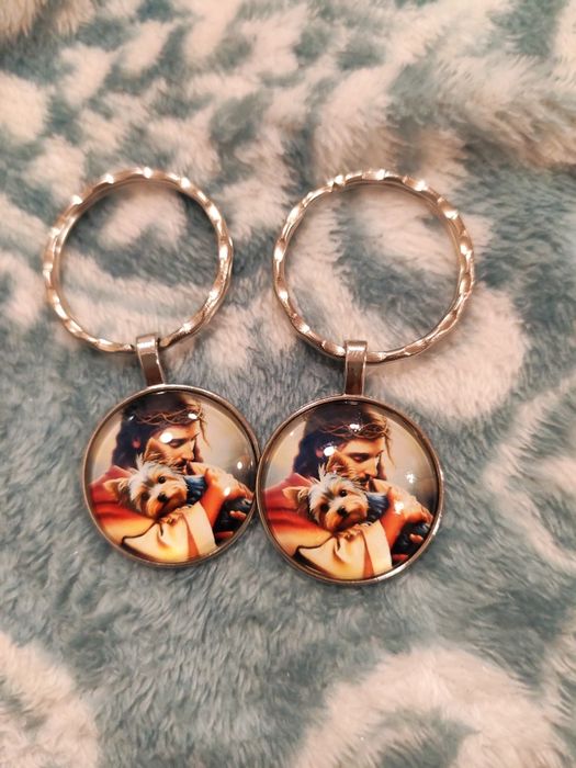 Dwa breloczki do kluczy Jezus I York