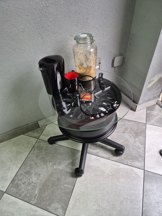 Ozdobny, Garażowy okrągły stolik BBS