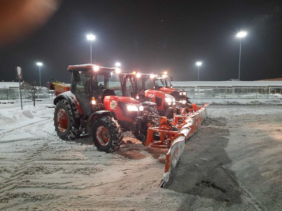 Odśnieżanie, utrzymanie dróg i parkingów.