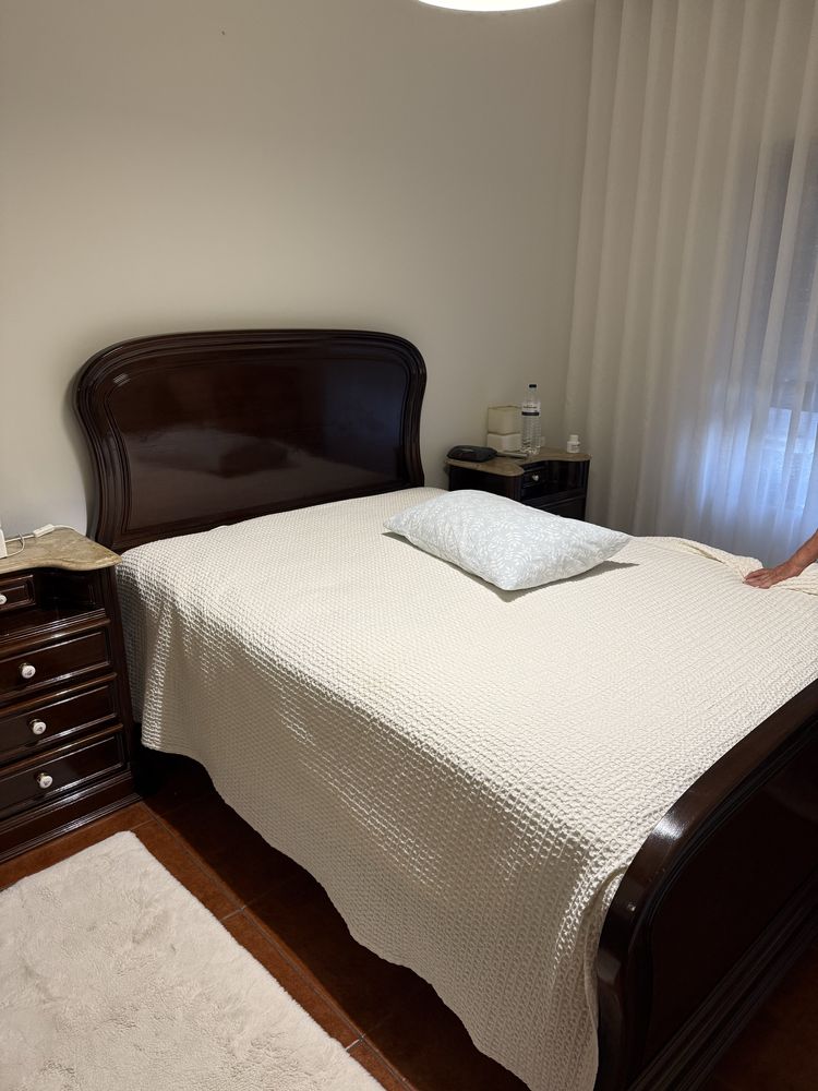 Cama casal com estrado e mesinhas cabeceira