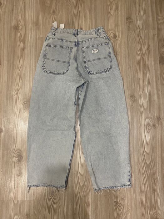Baggy jeans.