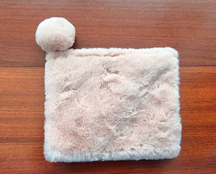 Bolsa pequena em pelinho rosa com pompom - nunca usada