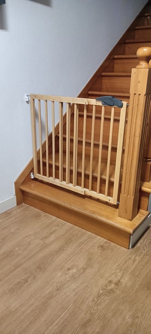 Grade/porta segurança para escadas