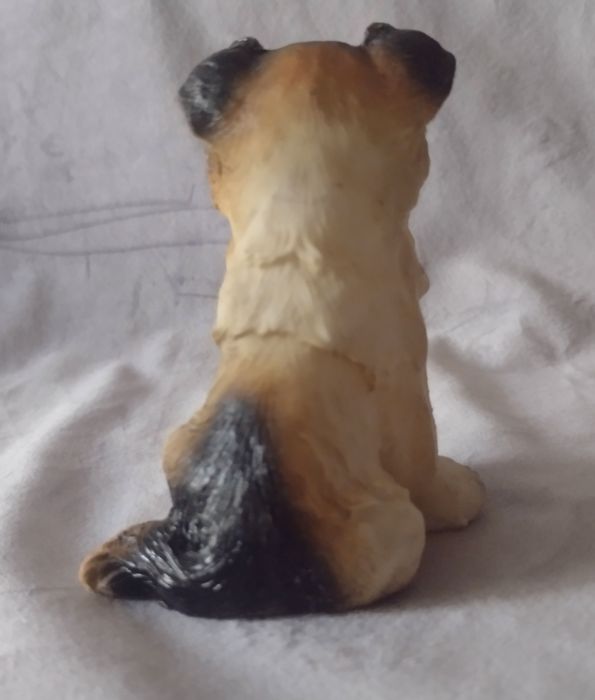 Siedzący pies figurka