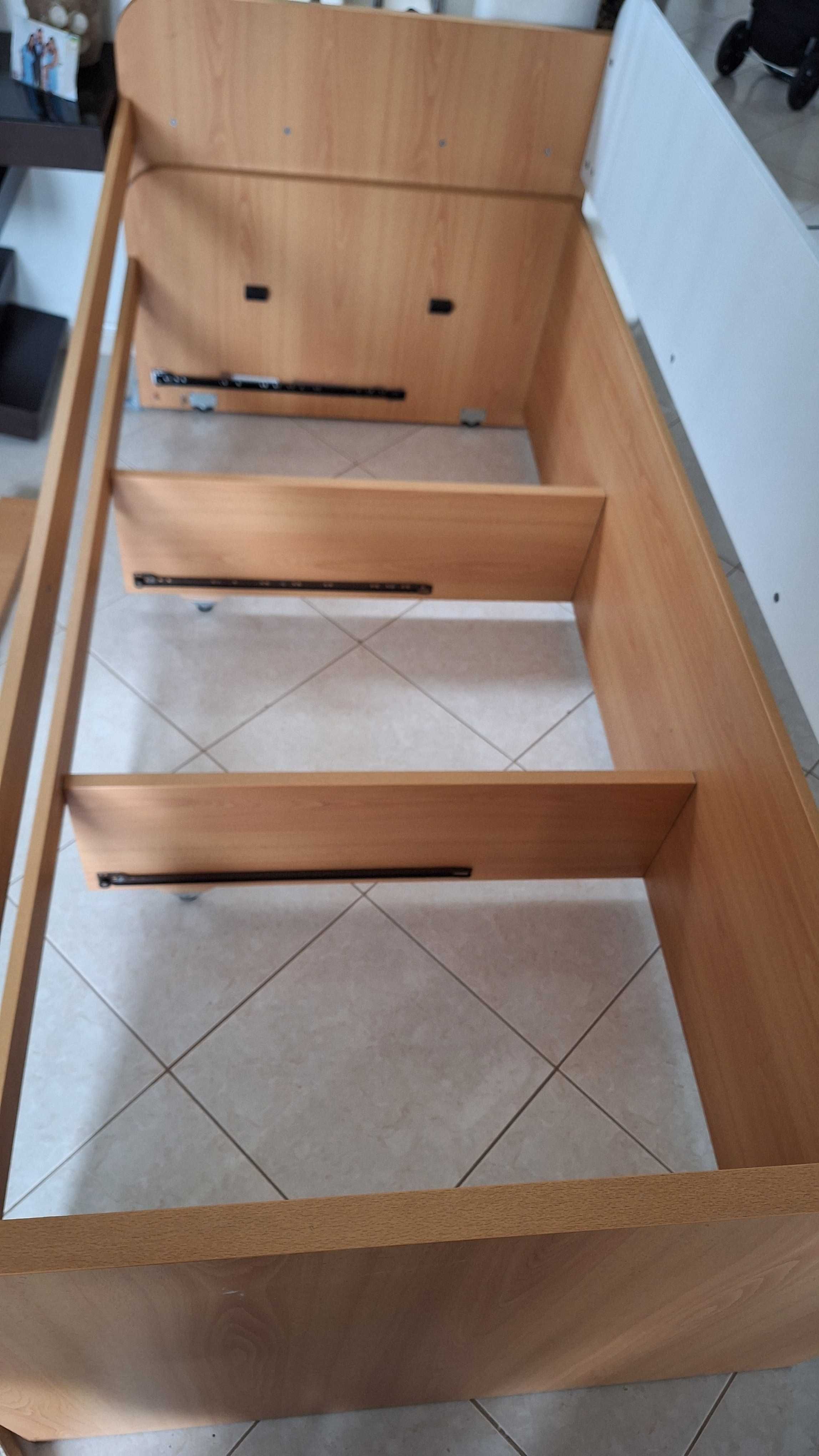 Cama dupla com arrumação
