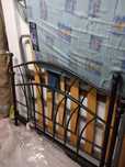 Cama de casal  com estrado em ferro  preto fosco com pouco  uso