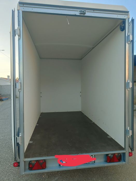 Atrelado de carga fechado