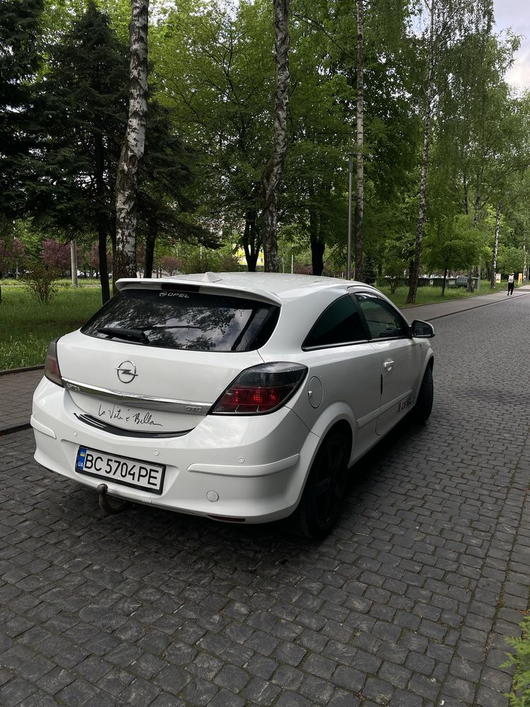 Opel Astra 2010 року