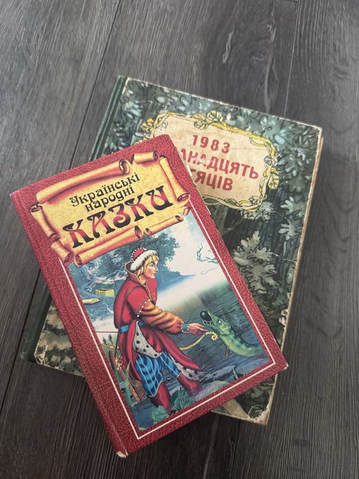 Віддам безкоштовно книжки на укр мові капці і сандалі для хлопчика