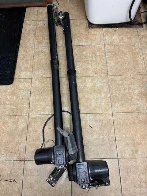 Siłowniki do bramy dwuskrzydłowej CAME