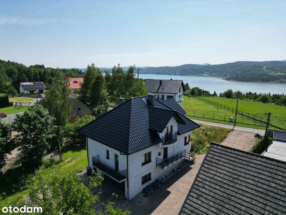 Dom z widokiem na jezioro Dobczyckie.