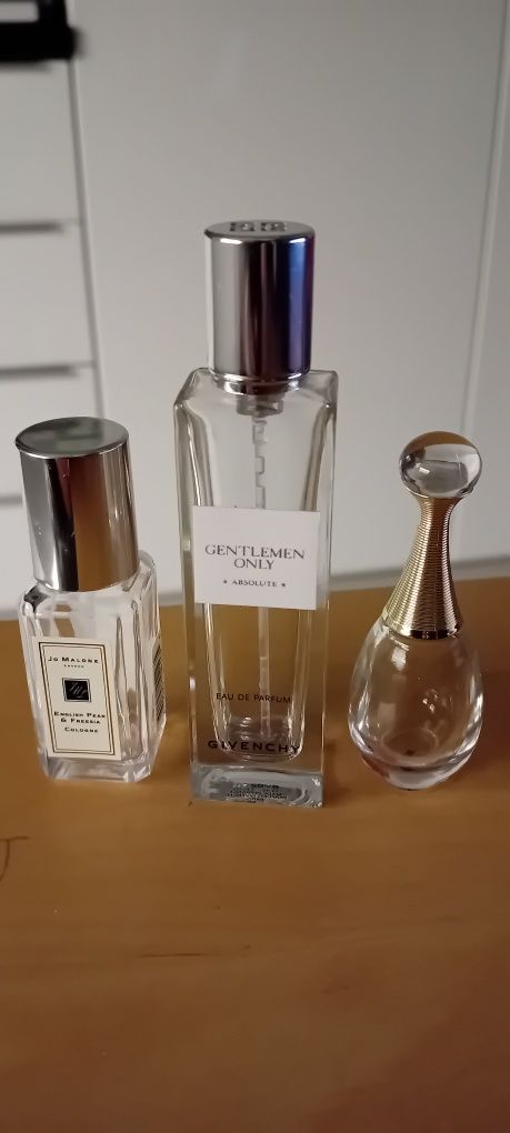 Zastaw miniaturowych buteleczek po perfumach